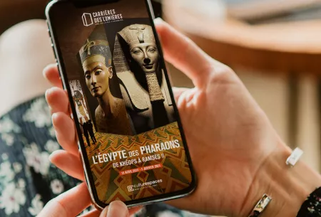 application mobile de l'Egypte des pharaons, téléphone tenu dans une main