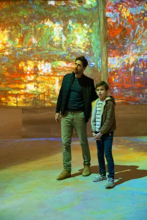 père fils exposition immersive colorée